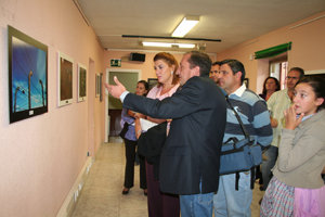 La alcaldesa visitó la exposición sobre los campos de concentración